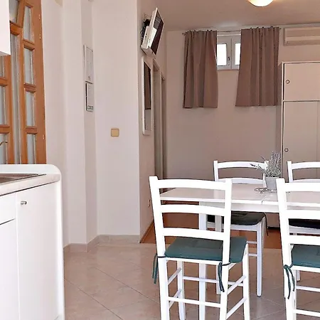 Mit Balkon In Strandnaehe By Interhome